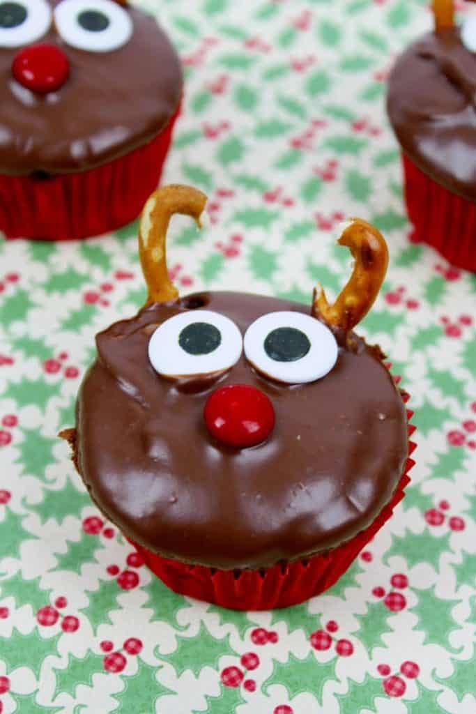 https://crayonsandcravings.com/christmas-tree-frosting-cupcakes/