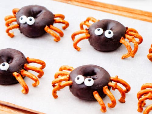 No Bake Mini Donut Spiders Halloween Treat - Organized Island