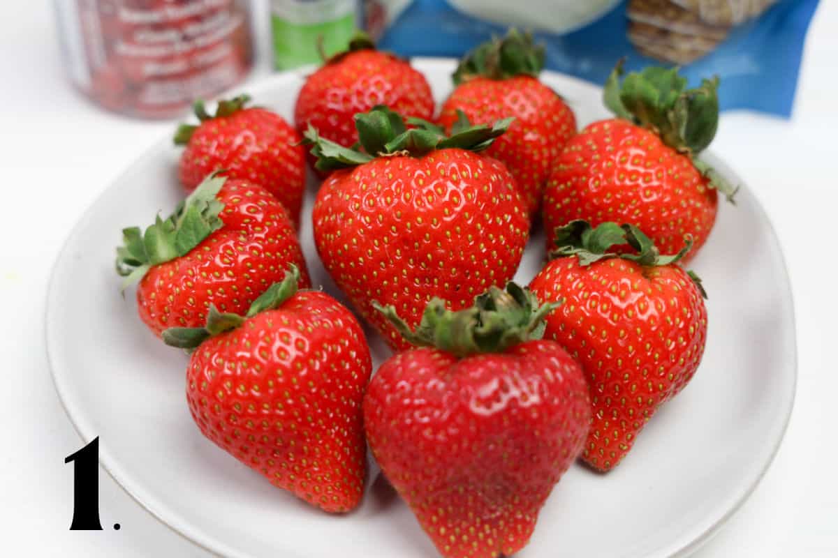 How to MAke Grinch Strawberries Step 1
