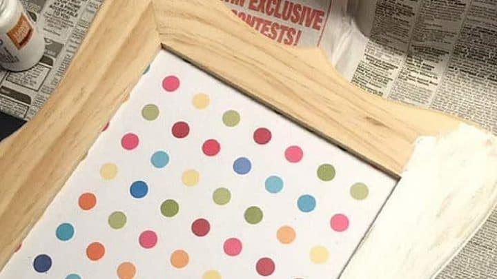 What to bring in some of the warm summer indoors? Decorate with this fun DIY tutorial to turn a picture frame into a serving tray.