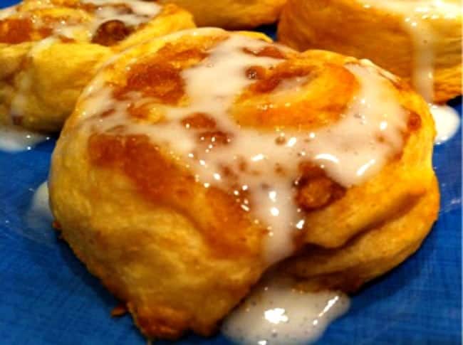 These Applesauce Cinnamon rolls only have 5 ingredients. They taste great and are ready in minutes!